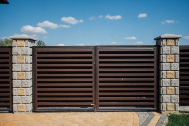 Yeni bir metal çitin parçası