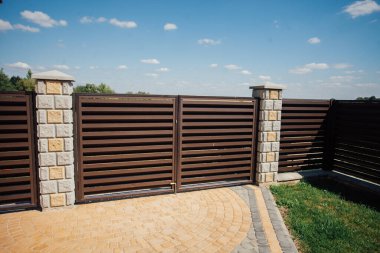 Yeni bir metal çitin parçası