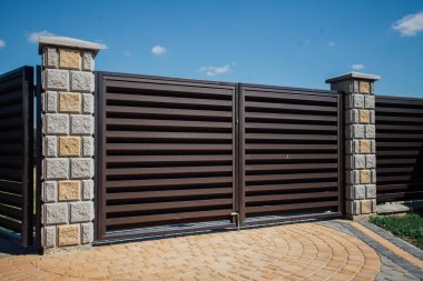 Yeni bir metal çitin parçası