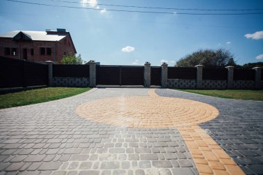 Yeni bir metal çitin parçası