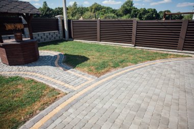 Yeni bir metal çitin parçası