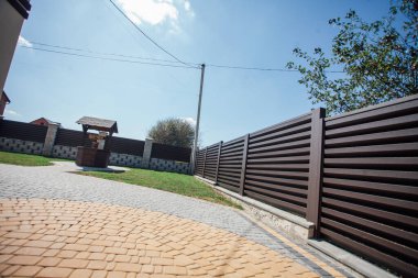 Yeni bir metal çitin parçası