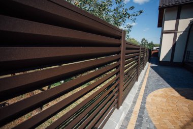 Yeni bir metal çitin parçası