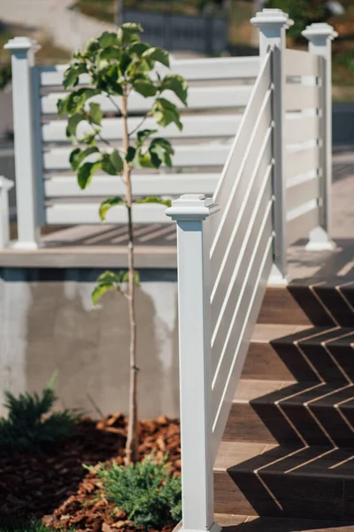 Kırsal kesimdeki modern evin dışında.