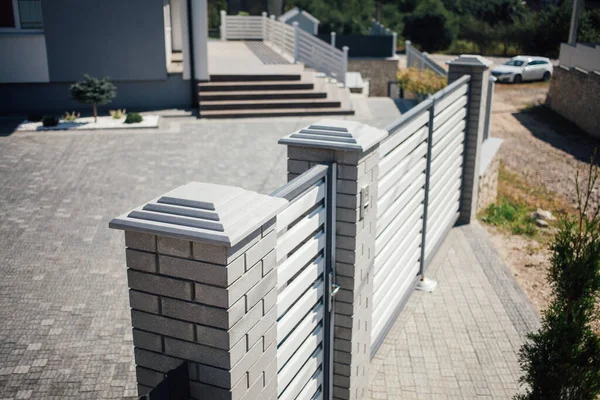 Kırsal kesimdeki modern evin dışında.