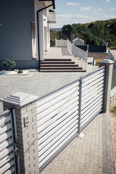 Kırsal kesimdeki modern evin dışında.