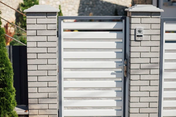 Kırsal kesimdeki modern evin dışında.