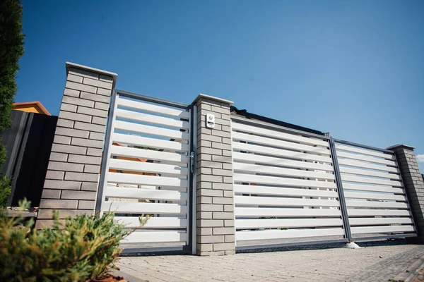 Kırsal kesimdeki modern evin dışında.