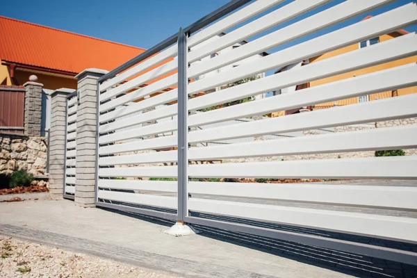 Kırsal kesimdeki modern evin dışında.