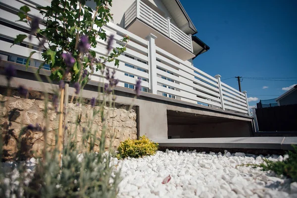 Kırsal kesimdeki modern evin dışında.