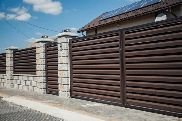 Yeni bir metal çitin parçası