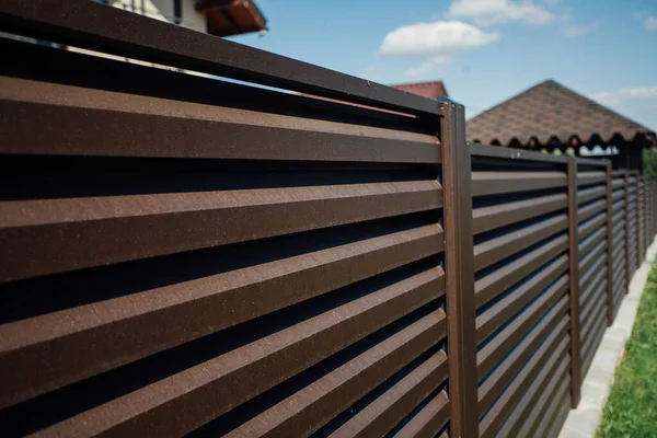 Yeni bir metal çitin parçası