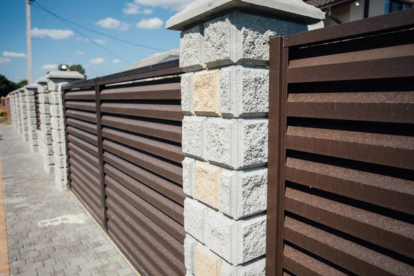 Yeni bir metal çitin parçası