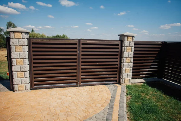 Yeni bir metal çitin parçası