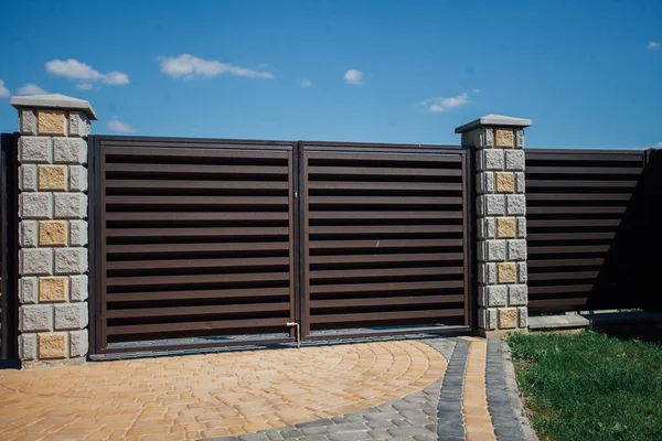 Yeni bir metal çitin parçası