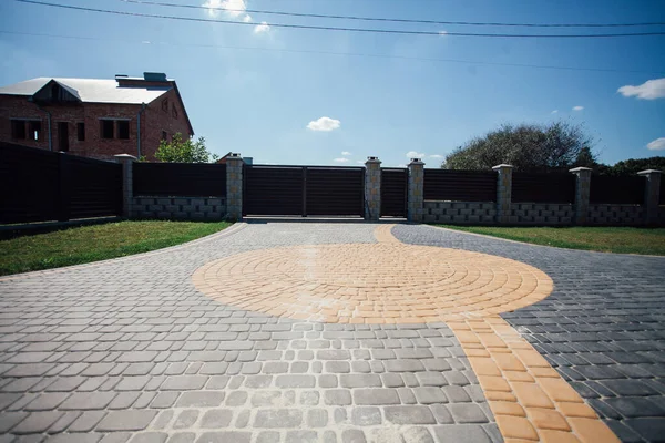 Yeni bir metal çitin parçası