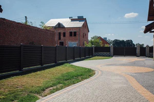 Yeni bir metal çitin parçası