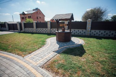 Kırsal kesimdeki modern evin dışında.