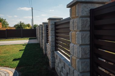 Yeni bir metal çitin parçası