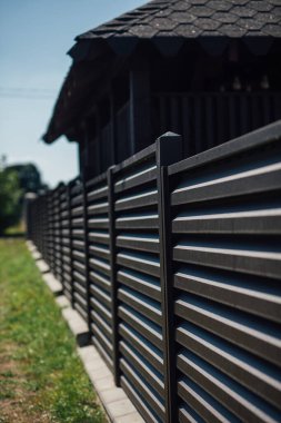 Yeni bir metal çitin parçası