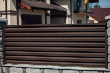 Yeni bir metal çitin parçası