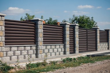 Yeni bir metal çitin parçası