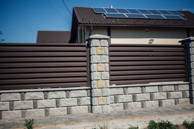 Yeni bir metal çitin parçası