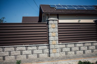 Yeni bir metal çitin parçası