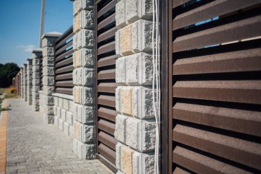 Yeni bir metal çitin parçası