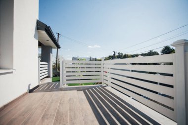 Kırsal kesimdeki modern evin dışında.