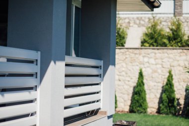 Kırsal kesimdeki modern evin dışında.