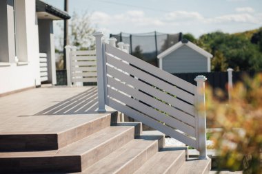 Kırsal kesimdeki modern evin dışında.