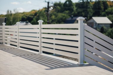 Kırsal kesimdeki modern evin dışında.