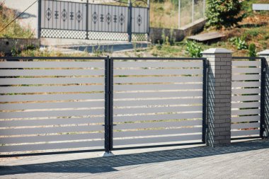 Kırsal kesimdeki modern evin dışında.