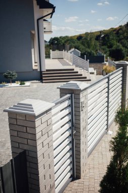 Kırsal kesimdeki modern evin dışında.