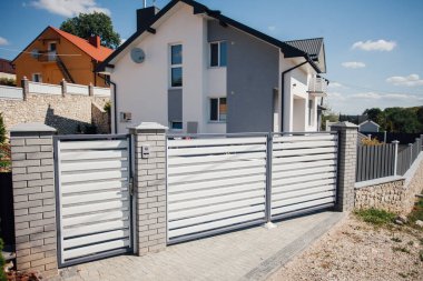 Yeni bir metal çitin parçası