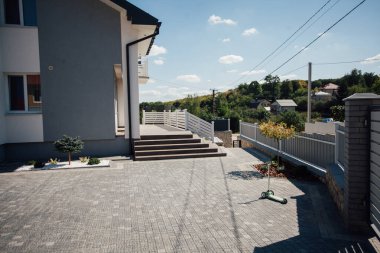 Kırsal kesimdeki modern evin dışında.