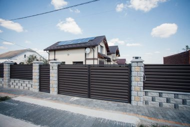 Yeni bir metal çitin parçası