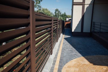 Yeni bir metal çitin parçası