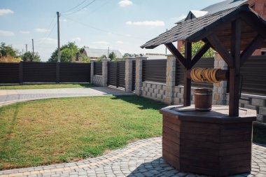 Kırsal kesimdeki modern evin dışında.