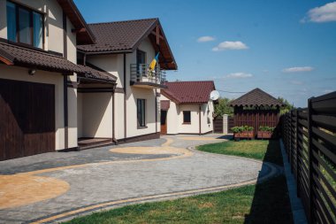 Kırsal kesimdeki modern evin dışında.