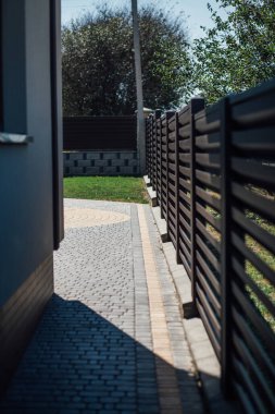 Yeni bir metal çitin parçası