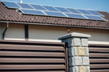 Yeni bir metal çitin parçası