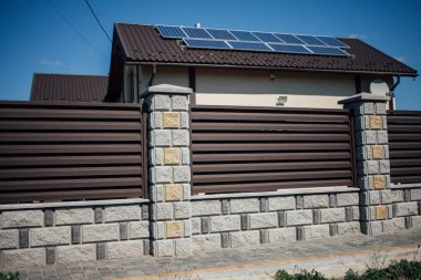 Yeni bir metal çitin parçası