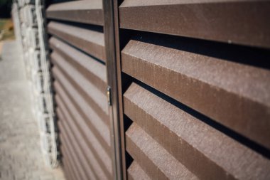 Yeni bir metal çitin parçası