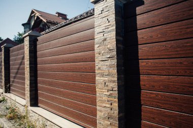 Yeni bir metal çitin parçası