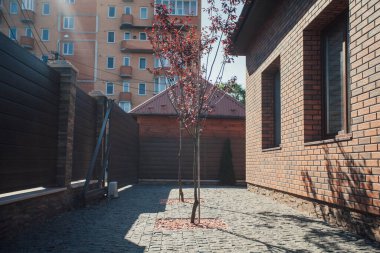 Yeni bir metal çitin parçası