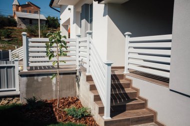 Kırsal kesimdeki modern evin dışında.