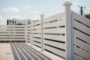 Kırsal kesimdeki modern evin dışında.