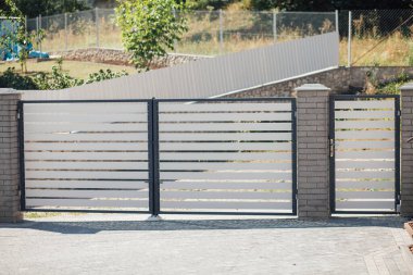 Yeni bir metal çitin parçası